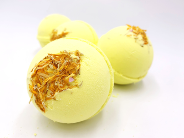 Bath bomb: Pack of 4 {Chamomile, Grapefruit, Lavendar & Vanilla}